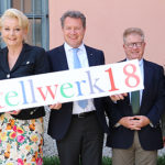 Das „Stellwerk 18“ gibt der Rosenheimer Region wirtschaftlich einen Schub, betonen (v.l.) Architekt Ludwig Labonte, GRWS-Geschäftsführer Stefan Ludwig, Oberbürgermeisterin Gabriele Bauer (CSU), CSU-Landtagsabgeordneter Klaus Stöttner, Pressesprecher Thomas Bugl, Regierungsdirektorin Dr. Ute Schinner-Stör und Hochschulpräsident Professor Heinz Köster. Foto: okk