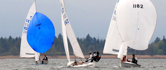 Mitte April beginnt die Segel-Regattasaison am Simssee
