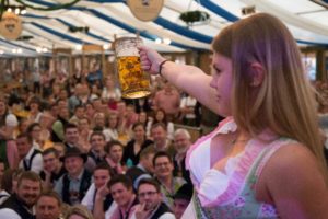 „Oans, zwoa, gwunna!” – Dirndl- und Burschentag auf dem Wasserburger Frühlingsfest „Oans, zwoa, gwunna!” – Dirndl- und Burschentag auf dem Wasserburger Frühlingsfest