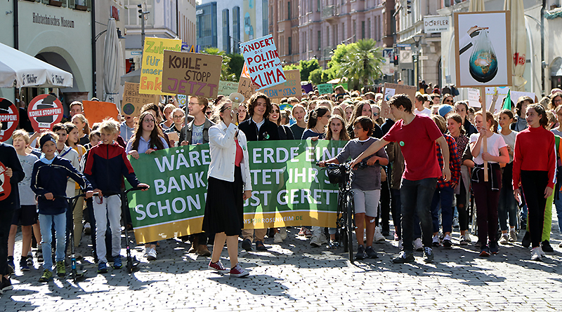 Rosenheimer Jugendliche demonstrieren Ende September unter dem Banner "Fridays for Rosenheim" gegen den Klimawandel. Foto: Olaf Konstantin Krueger