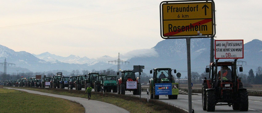 3.000 Bürger mit 400 Traktoren demonstrierten gegen Bahntrasse