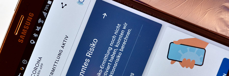 Erstinstallation der staatlichen "Corona-Warn-App" auf einem Android-Smartphone. Foto: Olaf Konstantin Krueger