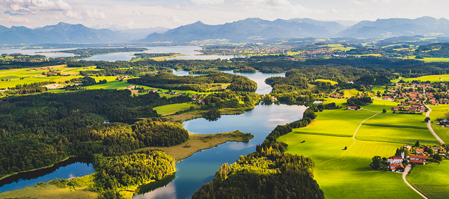 Luftaufnahme vom Schloßsee, Langbuergner See mit Stephanskirchen und