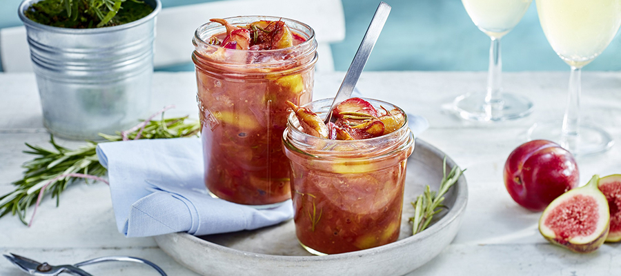 Pflaumen-Chutney mit Feige, Rosmarin und Chili