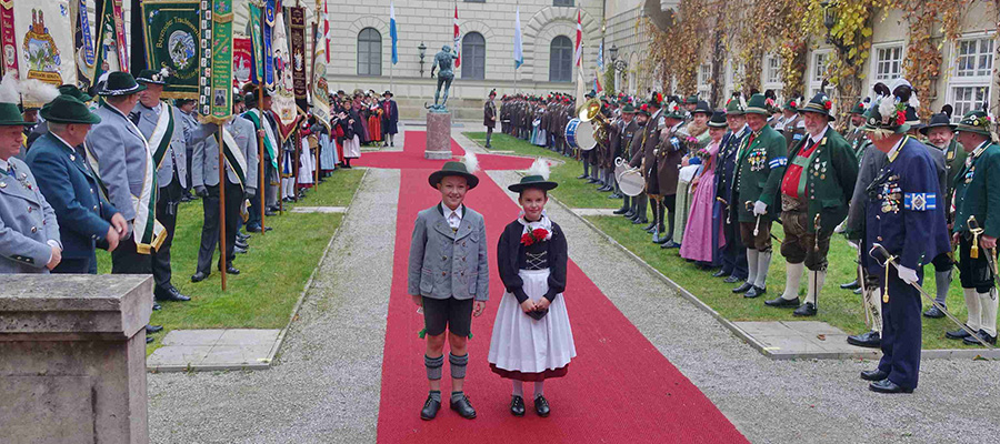 Trachtenverein „Enzian“ Töging begrüßt Königin Margarethe II. von Dänemark