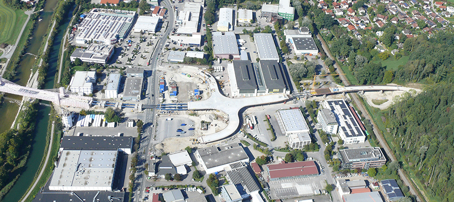 B15/Aicherparkbrücke: Einbau der Fahrbahnplatte erfordert Geschwindigkeitsbeschränkung