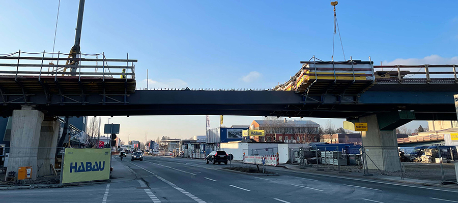 B15/Aicherparkbrücke: Einbau der Fahrbahn in rund fünf Metern Höhe