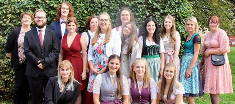 Staatspreisträgerin feiert mit Wasserburger RoMed-Absolventen
