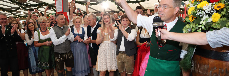 Anstich im Flötzinger Festzelt: Landrat Otto Lederer (CSU) eröffnet das Herbstfest Rosenheim 2022. Foto: Olaf Konstantin Krueger