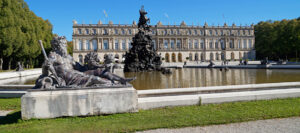Klimaaktivisten verfärben Brunnenwasser vor dem Schloss Herrenchiemsee Klimaaktivisten verfärben Brunnenwasser vor dem Schloss Herrenchiemsee