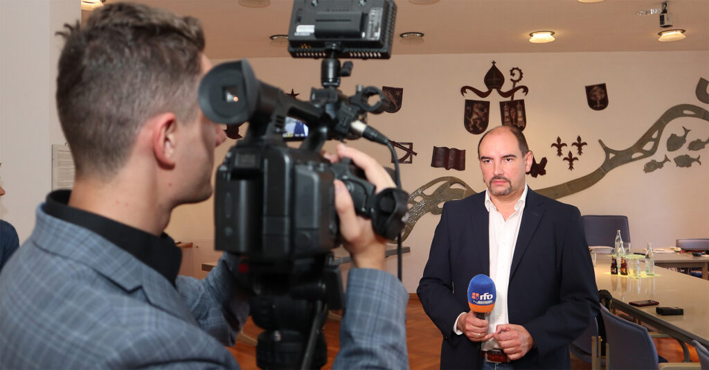 Kein leichter Gang: Bürgermeister Daniel Wendrock erklärt die Bedenken der Gemeinde Rott a.Inn hinsichtlich einer Erstaufnahmeeinrichtung für hunderte Zuwanderer im Gewerbegebiet des Ortes. Foto: Olaf Konstantin Krueger