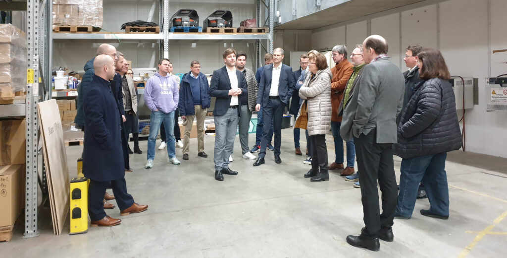 Beim Besuch der BTK Logistik in Raubling erörtert der IHK-Regionalausschuss Rosenheim die Wirtschaftslage in Südostoberbayern und die Digitalisierung der Stadtverwaltung Rosenheim. Foto: Olaf Konstantin Krueger