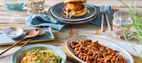 BBQ-Genuss mit Pulled Pork vom Grill und Coleslaw