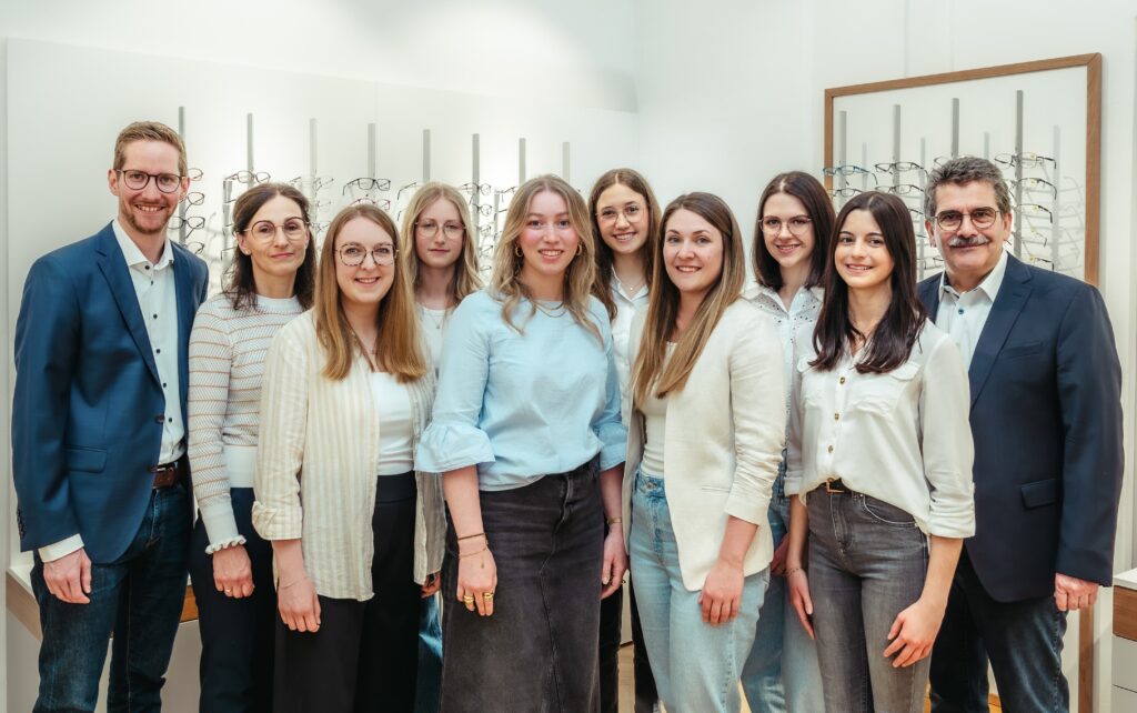 Seit vielen Jahren steht das Team von Optik Götz für Verlässlichkeit, Fachkompetenz und ein herzliches Miteinander – zum Wohle der Kunden und ihrer Augen. Foto: Augenoptik Götz