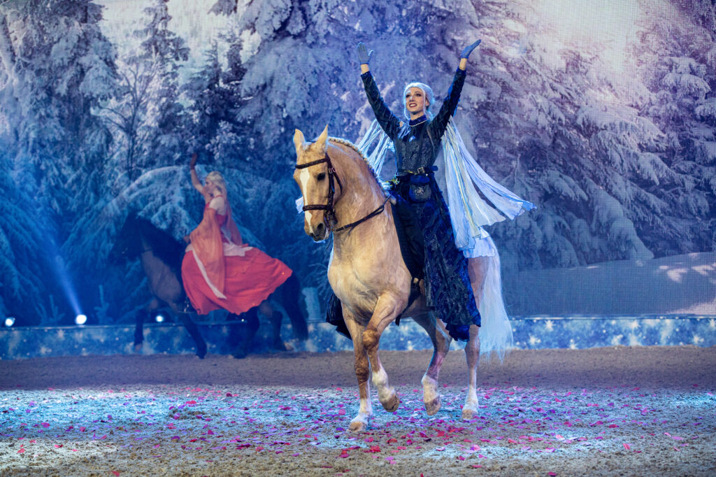 Beeindruckende Kullisse bei "CAVALLUNA KIDS - WinterWünscheLand". Pressefoto