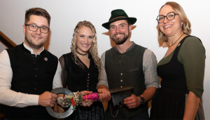 Faschingsgilde Prutting feiert 2026 die „wilden 70er“: Närrisches Wohl durch „Peace, Love & Rock ‘n‘ Roll“ Faschingsgilde Prutting feiert 2026 die „wilden 70er“: Närrisches Wohl durch „Peace, Love & Rock ‘n‘ Roll“