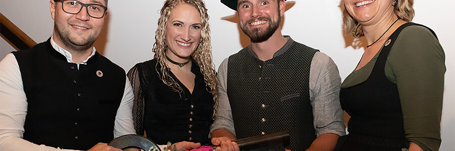 Fulminanter Faschingsauftakt: Pruttings 1. Bürgermeister Johannes Thusbaß (l.) und die 3. Bürgermeisterin Agnes Bucher (r.) überreichen im Dorfstadl Prutting Prinzessin Rebecca I. (2. v.l.) und Prinz Michael I. einen kiloschweren „Schlüssel“ aus Metall für das Rathaus. Foto: Olaf Konstantin Krueger