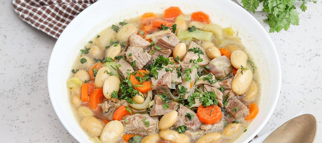 Puteneintopf mit weißen Bohnen