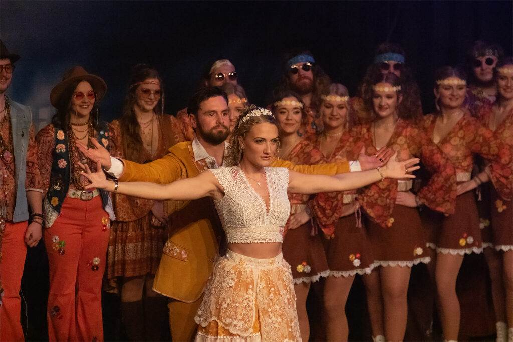 Die Faschingsgilde Prutting begeistert 2026 mit dem retrospektiven Motto: „Peace, Love & Rock‘n’Roll - Prutting zurück in den wilden 70ern“. Das Prinzenpaar Queen of Flowerpower - Prinzessin Rebecca I., Herrscherin der Hopfenfelder und guten Laune (Rebecca Dangl) und King of Magic - Prinz Michael I., Groovender Regent der bunten Zeit (Michael Reif) beeindruckt mit ausgefeilter Choreografie. Foto: Olaf Konstantin Krueger