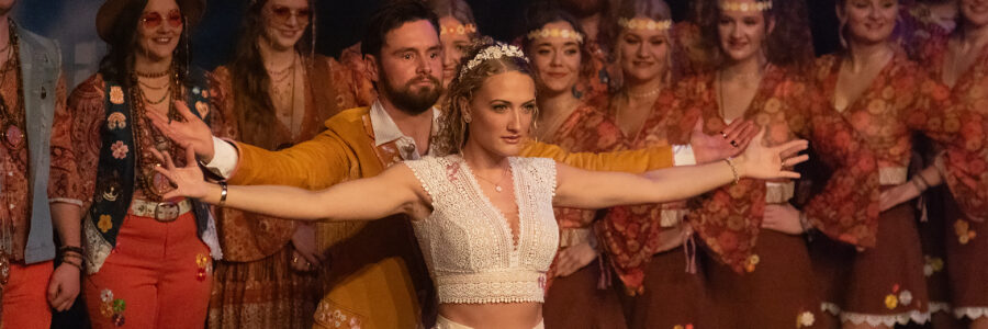 Die Faschingsgilde Prutting begeistert 2026 mit dem retrospektiven Motto: „Peace, Love & Rock‘n’Roll - Prutting zurück in den wilden 70ern“. Das Prinzenpaar Queen of Flowerpower - Prinzessin Rebecca I., Herrscherin der Hopfenfelder und guten Laune (Rebecca Dangl) und King of Magic - Prinz Michael I., Groovender Regent der bunten Zeit (Michael Reif) beeindruckt mit ausgefeilter Choreografie. Foto: Olaf Konstantin Krueger