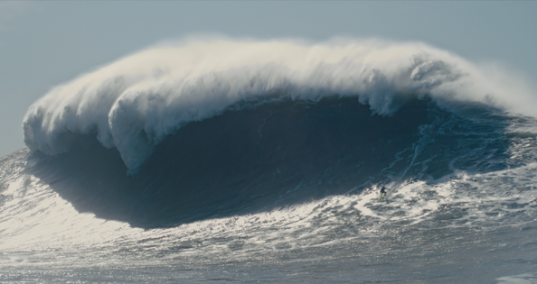 Sebastian Steudtner reitet eine Welle vor Nazaré. Copyright: BROADVIEW Pictures